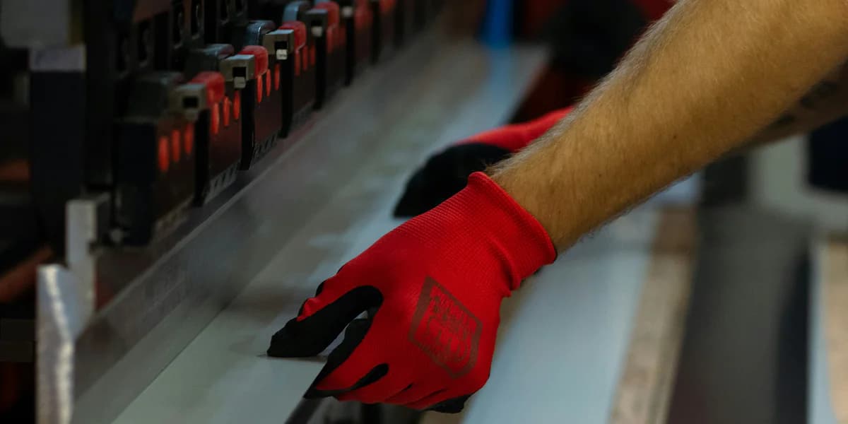 Гнуття листового металу на листозгинальному пресі